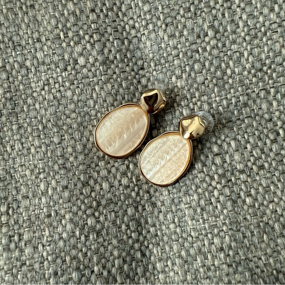 New Ann Taylor Gold & Cream‎ Drop Earrings - Picture 2 of 4